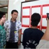 Pelaku yang mencabuli anak kandungnya sendiri saat diintrogasi di Mapolres Kuningan.